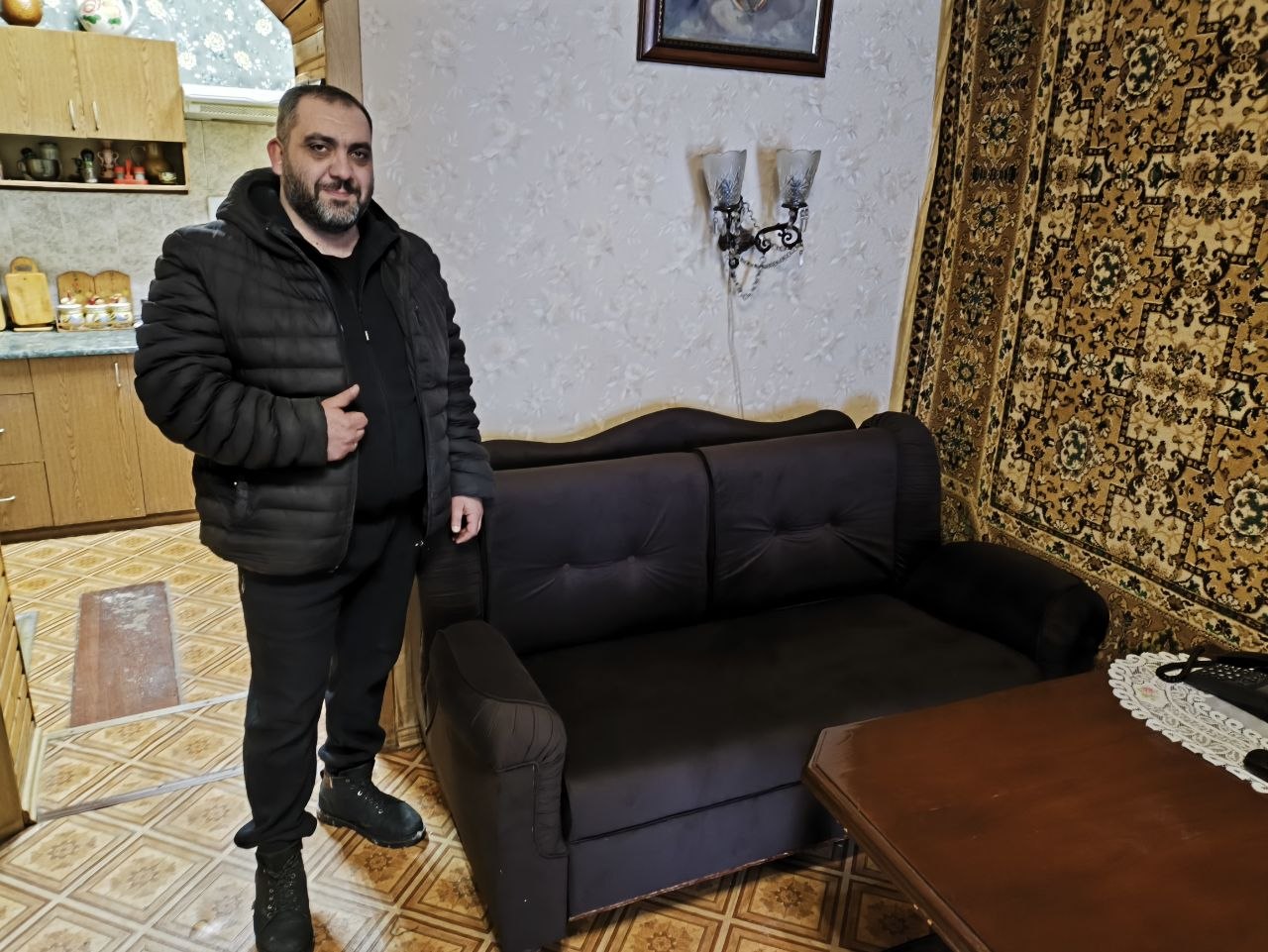 Мастер Проф Перетяжка 63 рядом с обновлённым диваном